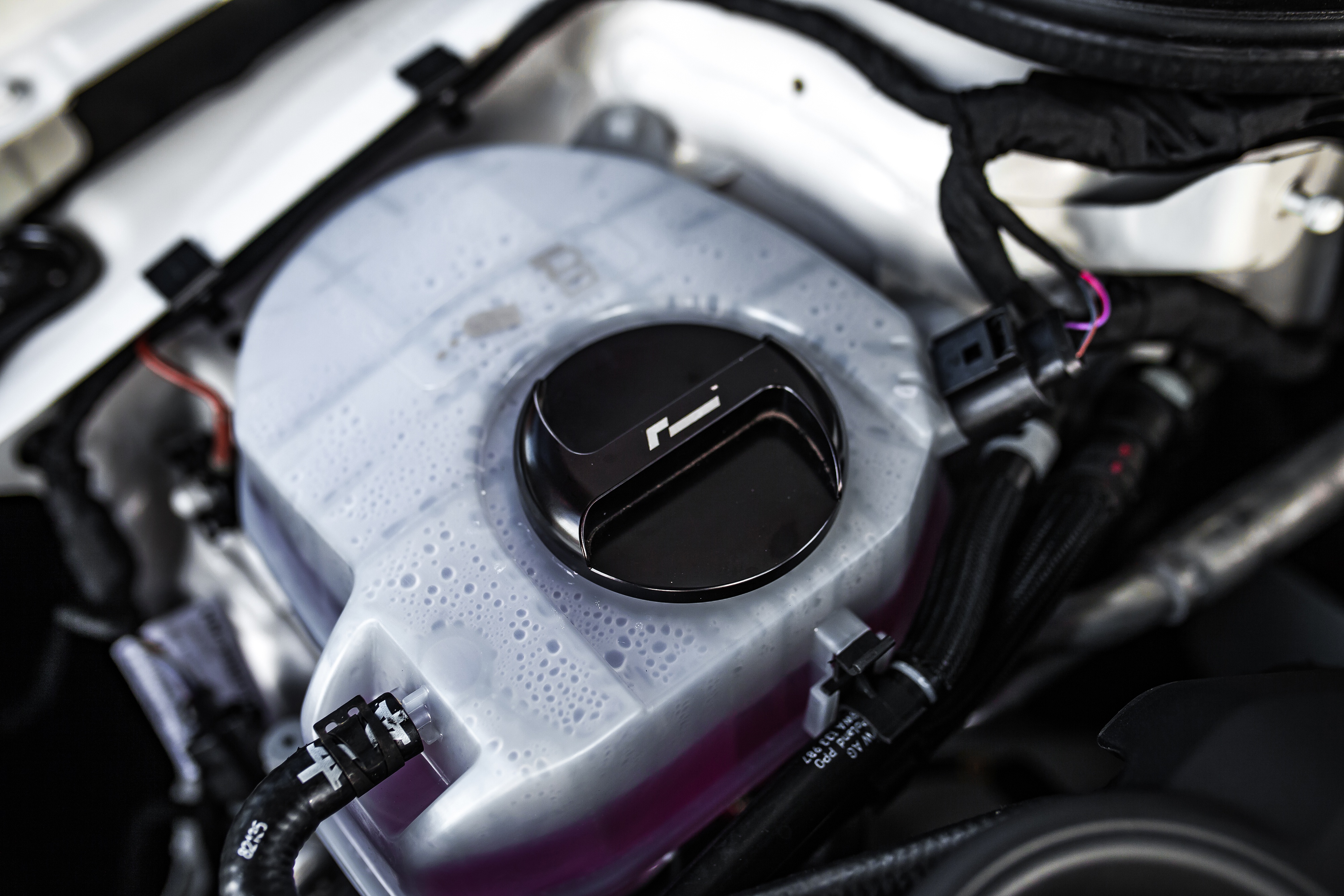 VWR19G703 installed on MQB expansion tank